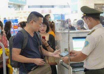 Hành khách cần lưu ý gì khi làm thủ tục qua VNeID, tránh chậm, nhỡ chuyến bay?
