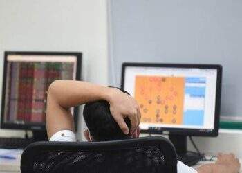 Lạ lùng cổ phiếu tăng sốc dù doanh nghiệp thua lỗ