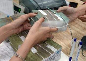 Lãi suất tiết kiệm cắm đầu lao dốc