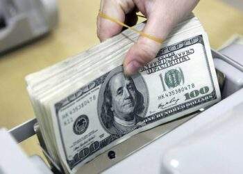 Ngân hàng tăng giá đô la lên gần 24.200 đồng