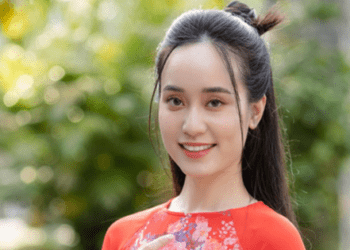 Người “phù thuỷ” thổi hồn cho tà áo dài Việt