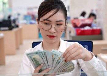 Tăng mạnh, tiến sát 24.000 đồng
