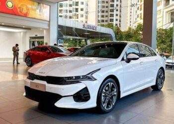 Toyota Camry 'giậm chân tại chỗ', Kia K5 bất ngờ tăng trưởng
