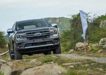 Toyota Fortuner vẫn 'bất lực' bám đuổi Ford Everest