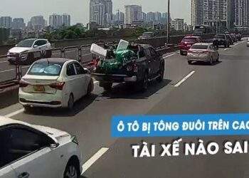 Xe sang Mercedes húc đuôi 'xe cóc' Hyundai Grand i10 trên cao tốc: Ai sai?