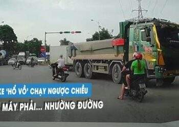 Xe tải cố chấp chạy ngược chiều, ép nhiều xe máy chờ đèn đỏ phái tránh đường