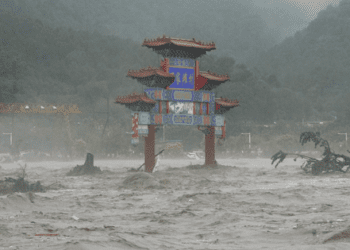 Cận cảnh người dân Trung Quốc vật lộn với mưa lũ kỷ lục 140 năm: Khó tưởng tượng