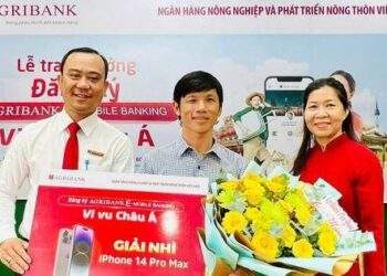 Agribank Phú Quốc trao giải Nhì chương trình "Đăng ký Agribank E-Mobile Banking – Vi vu Châu Á"