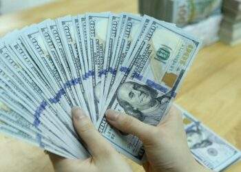 Trong nước giảm, quốc tế tăng