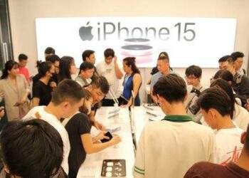 Tưng bừng mở bán iPhone 15 series tại Việt Nam