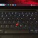 Vì sao một số laptop có 'nút màu đỏ' ở giữa bàn phím?