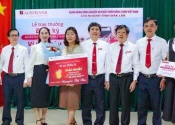 Agribank Đắk Lắk trao giải cho khách hàng trúng thưởng trong chương trình "Đăng ký Agribank E-Mobile Banking – Vi vu Châu Á"