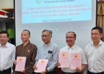 Trao sổ hồng đến 6 cơ sở tôn giáo