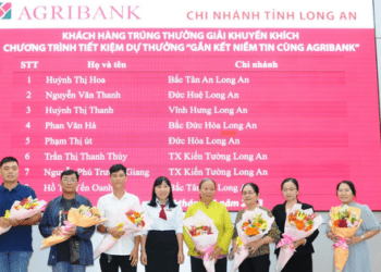 2 khách hàng trúng giải đặc biệt chương trình tiết kiệm dự thưởng