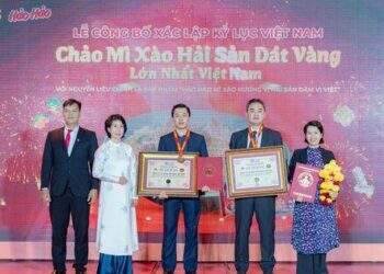 Hảo Hảo xác lập kỷ lục “Chảo mì xào hải sản dát vàng lớn nhất Việt Nam”