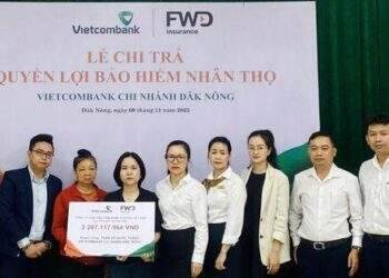 Vietcombank Đăk Nông cùng FWD chi trả quyền lợi bảo hiểm hơn 2 tỷ đồng cho khách hàng