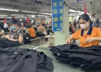 Doanh nghiệp xác định 'đi bằng hai chân'