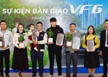 VinFast bàn giao lô xe VF 6 đầu tiên cho khách hàng