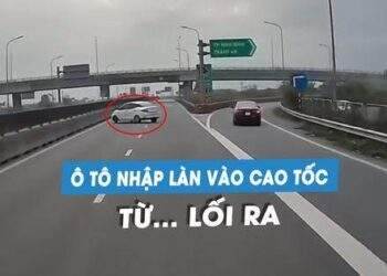 Bức xúc ô tô con chạy ngược chiều, nhập vào cao tốc ngay... lối ra