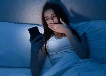 Cách bảo vệ sức khỏe đôi mắt khi dùng iPhone vào ban đêm