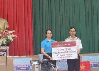 Đoàn công tác Agribank thăm, tặng quà cán bộ, chiến sỹ Bộ Tư lệnh vùng 5 Hải quân