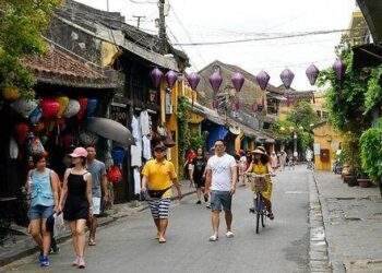 Du xuân 2024, chọn tour nội hay ngoại?