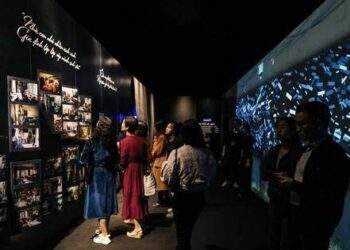 Gần 3.000 người tham quan triển lãm đa phương tiện “Dòng chảy Hà Nội”