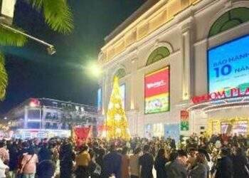 Hàng trăm nghìn người dân và du khách đổ về các TTTM Vincom chào đón năm mới 2024