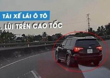 Tài xế liều lĩnh, lái ô tô đi lùi trên cao tốc TP.HCM
