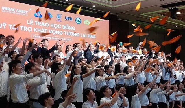 Tập đoàn Mirae Asset tặng học bổng hơn 4 tỷ đồng cho sinh viên Việt Nam