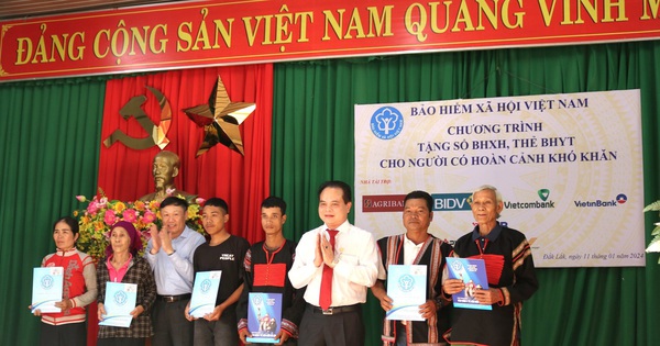 Agribank tỉnh Đắk Lắk trao sổ BHXH và thẻ BHYT cho người dân có hoàn cảnh khó khăn