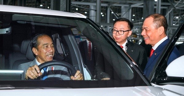 Tỉ phú Phạm Nhật Vượng đưa Tổng thống Indonesia thăm nhà máy VinFast
