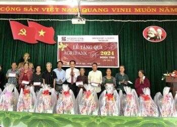 Agribank tỉnh Đắk Lắk tặng quà tết cho người nghèo xã Ea Kiết