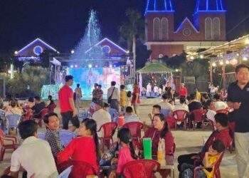 Cáp treo núi Sam phục vụ khách hành hương xuyên đêm