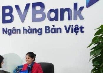 Đến ngân hàng giao dịch đầu năm nhận lì xì