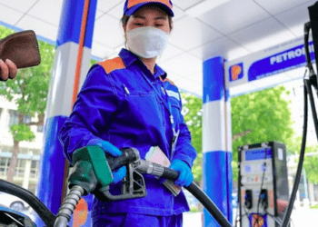 Giá xăng giảm, xăng RON 95 còn 23.599 đồng/lít