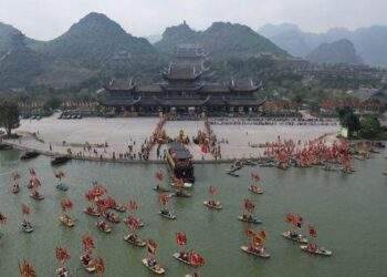 Hàng nghìn người dự lễ khai hội ngôi chùa lớn nhất thế giới