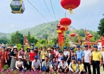 Mùng 1 Tết người dân nối tiếp nhau đảnh lễ Bà Chúa Xứ núi Sam