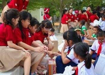 Trường Hội nhập quốc tế iSchool Ninh Thuận mang quà Tết đến học sinh nghèo miền núi