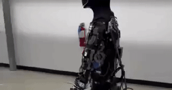 Tuồn thêm video, Tỷ phú Musk hé lộ điều có thể làm nếu robot của Tesla cả gan nổi dậy?