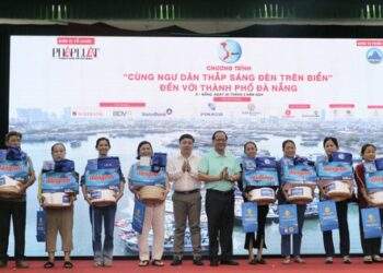 Agribank đồng hành cùng ngư dân thắp sáng đèn trên biển
