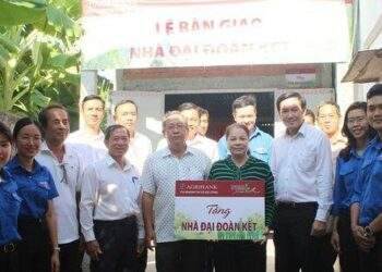Agribank thị xã Gò Công bàn giao 5 nhà "Đại đoàn kết"
