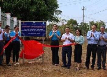 Bàn giao công trình "Thắp sáng đường quê" tại huyện Cư M'gar