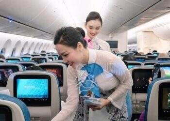 Cận cảnh chuyến bay đặc biệt chào mừng ngày Quốc tế Phụ nữ 8/3