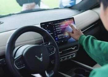 Người dùng VinFast rủ nhau test “mức độ lợi hại” của xe điện