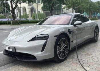 Ô tô điện hạng sang Porsche Taycan 'rớt giá' 50% sau 3 năm sử dụng