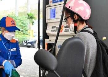 Giá xăng đồng loạt tăng, RON 95 vượt 25.000 đồng/lít