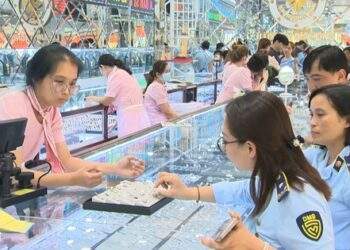 Kiểm tra tiệm vàng trăm tỉ ở An Giang, phát hiện vàng nghi giả thương hiệu Chanel, Cartier