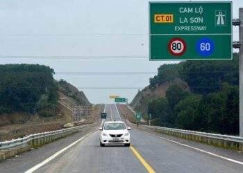 Lưu lượng giao thông tăng nhanh, cao tốc Cam Lộ - La Sơn cần mở rộng lên 4 làn xe