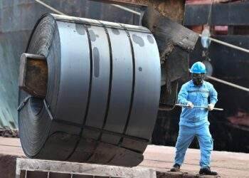 Phó Thủ tướng yêu cầu rà soát việc gia tăng nhập khẩu thép cán nóng